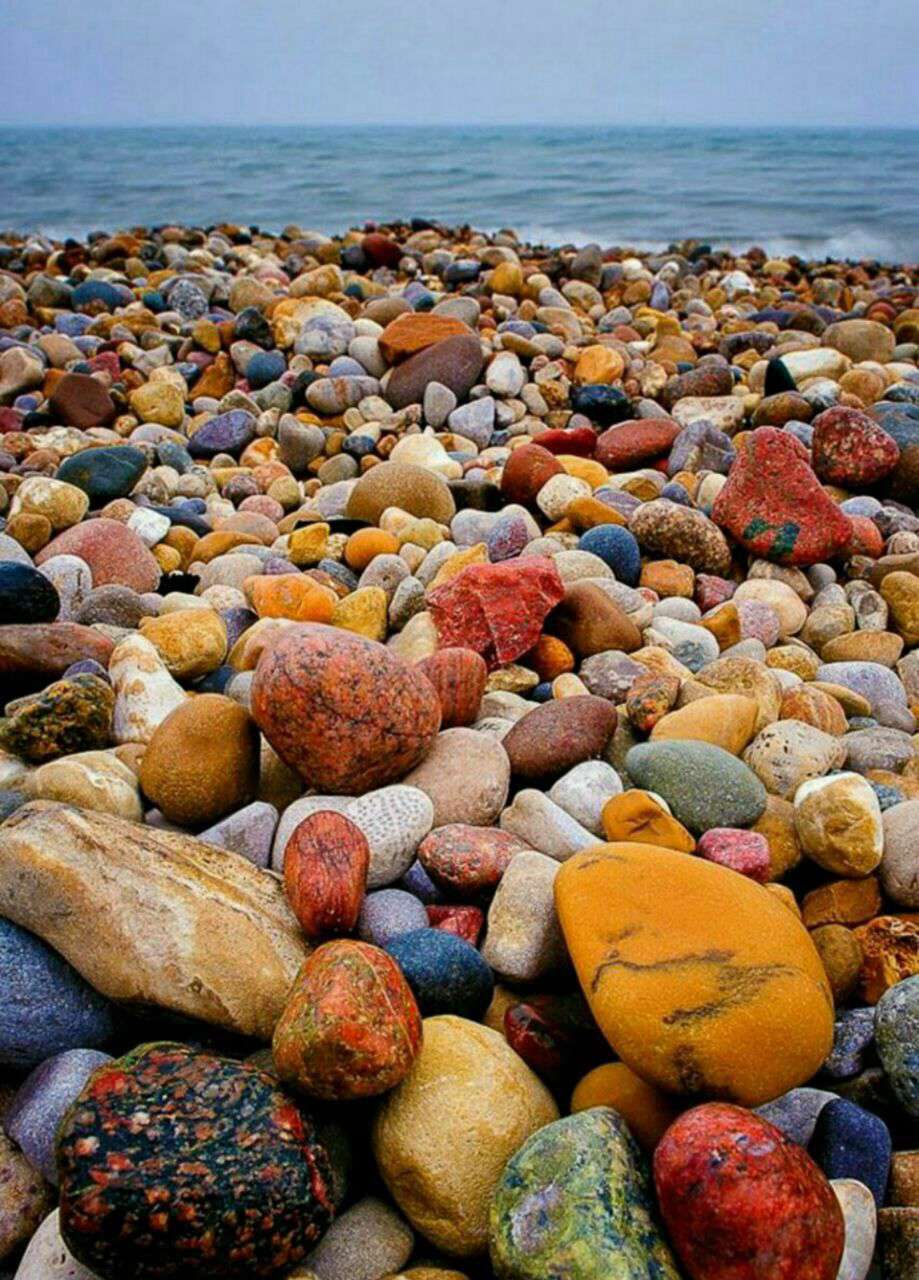 سنگهایی با رنگهای کاملاً طبیعی و شکل های زیبا و متنوع در ساحل دریاچه هرن در انتاریو کانادا